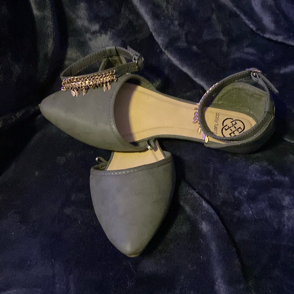 Daisy Fuentes olive, pointed toe, flat embellished ankle strap, women’s 7.5